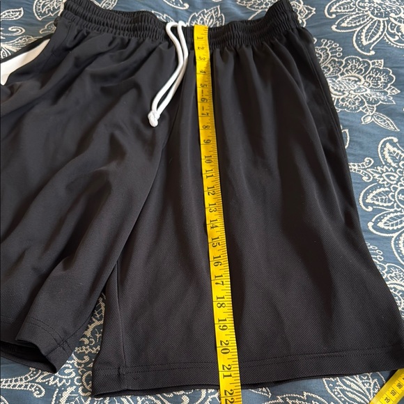 Men's NIKE Black Athletic Shorts- L - Picture 4 of 5